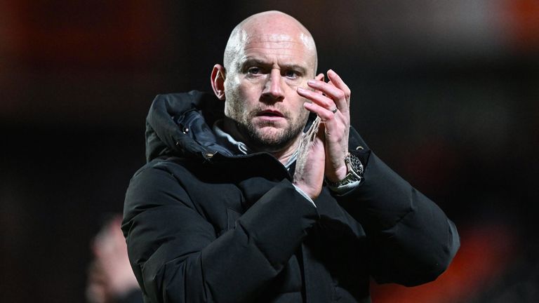DUNDEE, SCOTLAND - DECEMBER 20: Hibernian Head Coach David Gray applauds the fans at full time during a William Hill Premiership match between Dundee United and Hibernian at the CalForth Construction Arena at Tannadice Park, on December 20, 2025, in Dundee, Scotland. (Photo by Paul Devlin / SNS Group)