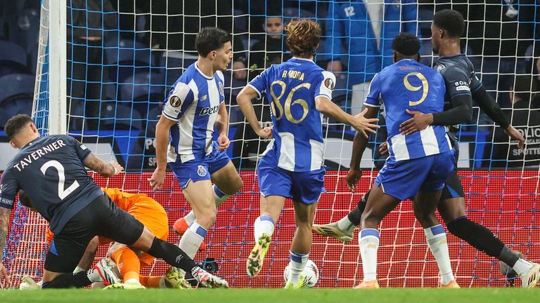 Francisco Moura score to make it 2-1 to Porto
