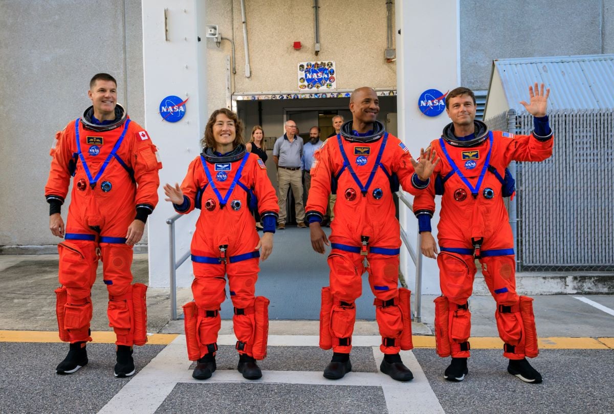 Artemis II crew members (from left) CSA (Canadian Space Agency) astronaut Jeremy Hansen, and NASA astronauts Christina Koch, Victor Glover, and Reid Wiseman walk out of Astronaut Crew Quarters inside the Neil Armstrong Operations and Checkout Building to the Artemis crew transportation vehicles prior to traveling to Launch Pad 39B as part of an integrated ground systems test at Kennedy Space Center in Florida on Sept. 20, 2023, to test the crew timeline for launch day. PHOTO: NASA
